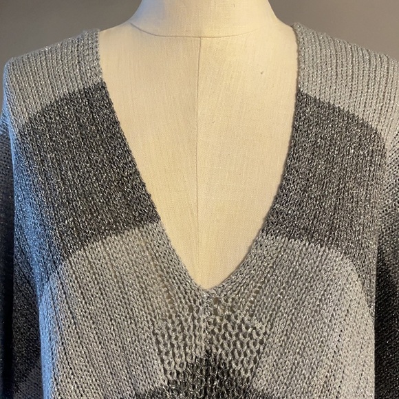 NWOT SIMPLY IRRESISTIBLE women’s sleeve hole PONCHO / LUREX gray sliver size L - Picture 6 of 12